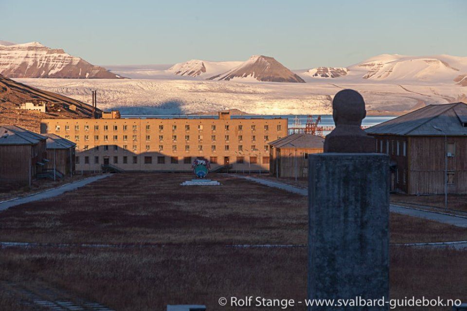 Spitsbergen - Svalbard: A Complete Guide Around the Arctic Archipelago